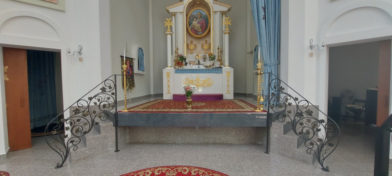 Парапет за арменска църква. Чифт парапети за олтарните стъпала, ковани с лозов мотив в месинг.